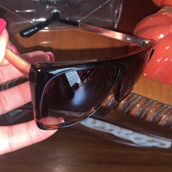 Cute Quay glasses ? used ones main image 5